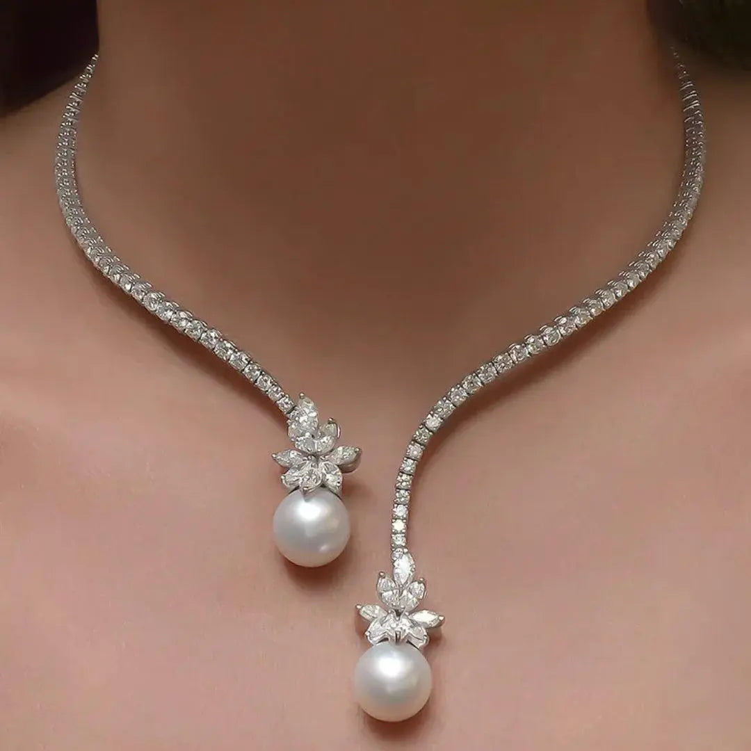 Elegant and sparkling pearl necklace in sterling silver.