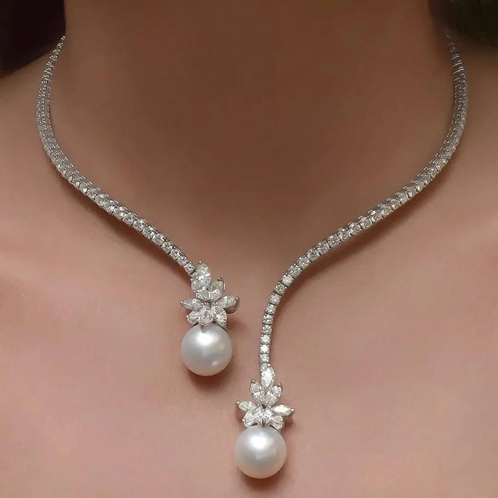 Elegant and sparkling pearl necklace in sterling silver.