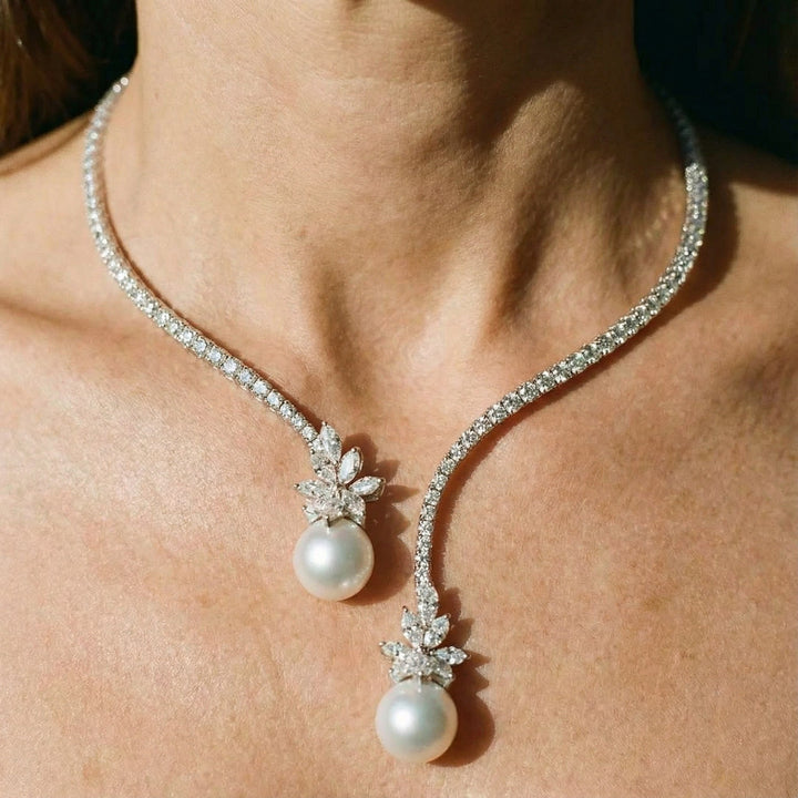 Elegant and sparkling pearl necklace in sterling silver.