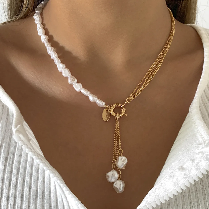 Elegant necklace with pearl pendant.