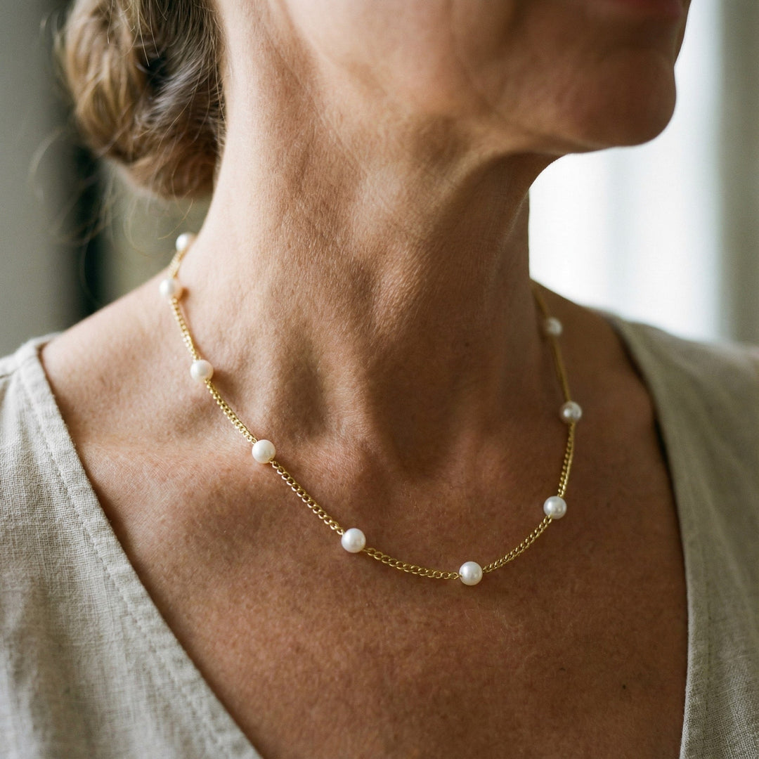 Gold necklace with freshwater pearl.